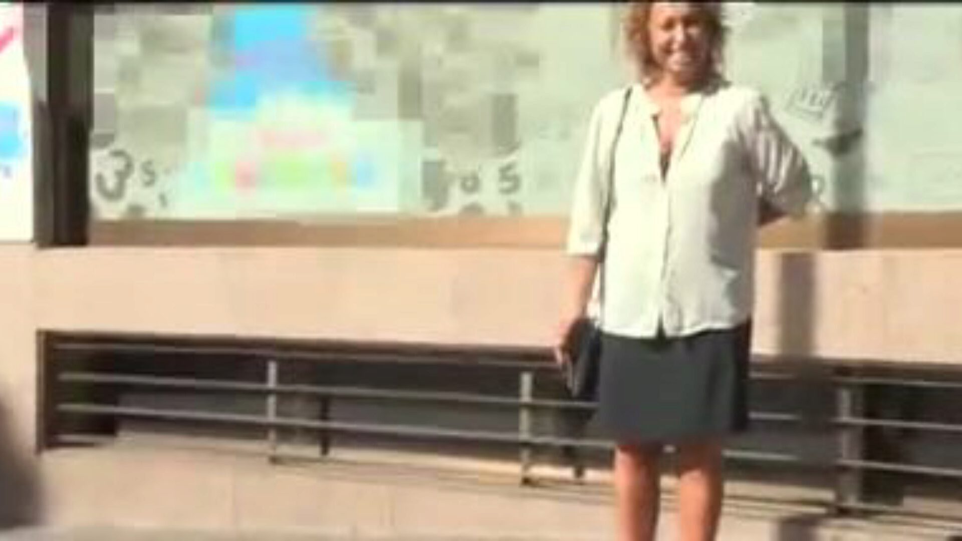 Une instructrice de 47 ans laboure son élève et commence une carrière dans la pornographie Gloria nous attendait à son académie anglaise avec une suggestion que nous ne pouvions pas rejeter une pornographie avec son élève